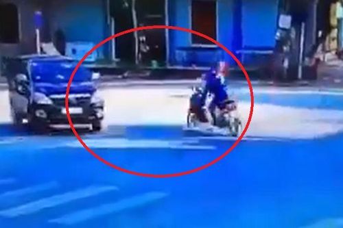 Khoảnh khắc 2 xe máy va chạm ô tô, người đàn ông bị cuốn vào gầm xe