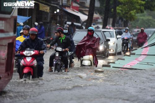 TP.HCM mưa như trút, dòng người sợ hãi vượt 'rốn ngập' về nhà