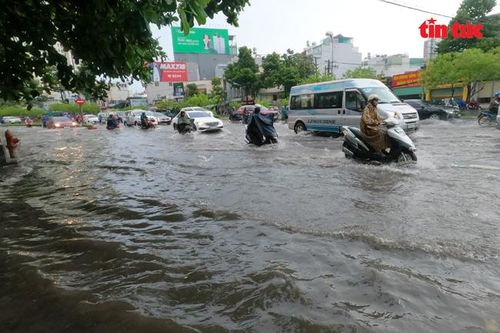 TP Hồ Chí Minh mưa lớn, người dân 'bì bõm' lội nước về nhà
