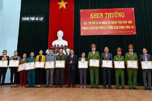 Khen thưởng các tập thể, cá nhân đóng góp xuất sắc trong phòng, chống đại dịch COVID-19