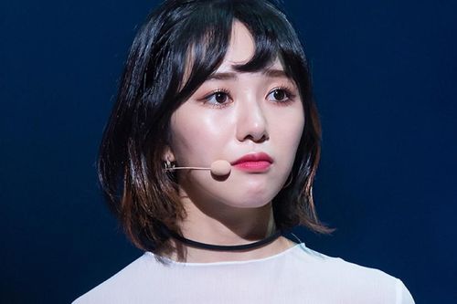 Mina (cựu thành viên AOA) đăng ảnh cổ tay hằn vết sẹo khiến fan hoang mang