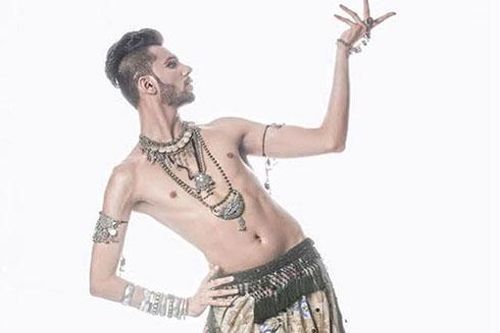 Eshan Hilal: Từ chàng trai bị soi mói giới tính đến nam vũ công belly dance
