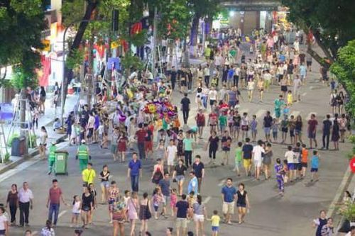 Nhiều hoạt động trên phố đi bộ hồ Hoàn Kiếm