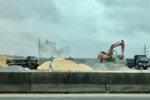 Bãi tập kết cát tự phát nằm sát cầu Gianh