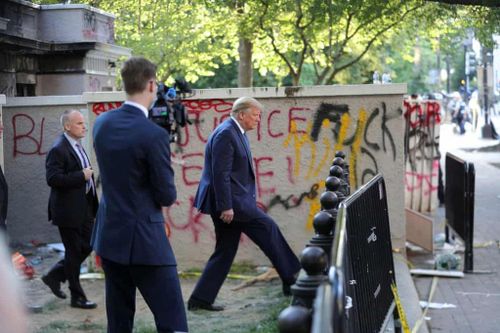 Mỹ ở giữa ngã tư, TT Trump và đối thủ Biden đưa ra tầm nhìn trái ngược
