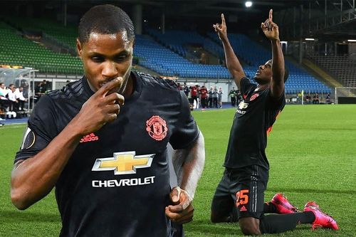 Chiếc áo nhái của Ighalo và món quà cho MU