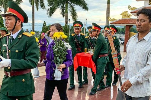 Khai quật hố chôn tập thể 17 chiến sĩ hy sinh cách đây 50 năm