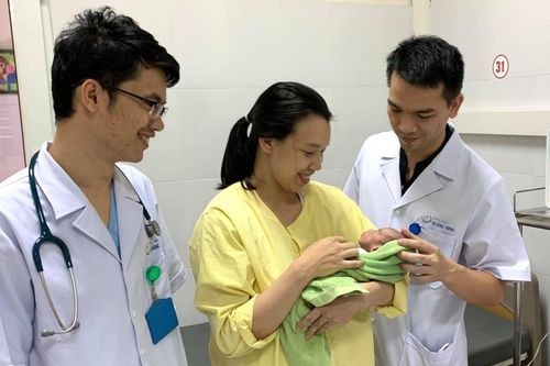 Bé sinh non nặng 900 g mắc dị tật sống sót như một phép màu