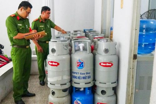 Bắt quả tang cơ sở sang chiết hàng trăm bình gas trái phép