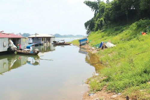 Về làng... sạt lở