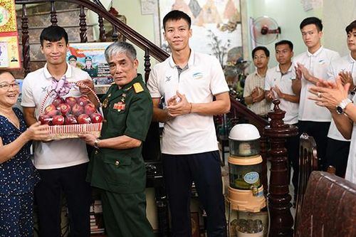 Viettel FC tiếp tục truyền thống 'uống nước nhớ nguồn'