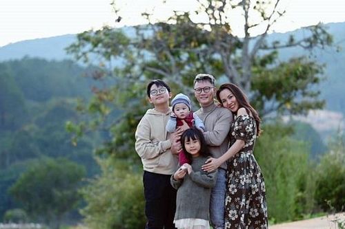 Bố con Hoàng Bách tham gia chiến dịch bảo vệ phụ nữ và trẻ em mùa Covid-19