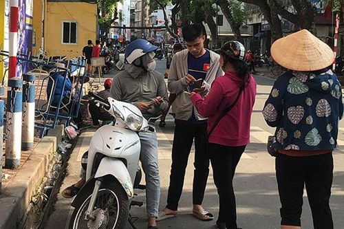 Lợi dụng nắng nóng, phe chợ đen tăng giá vé trận Hà Nội FC – HAGL