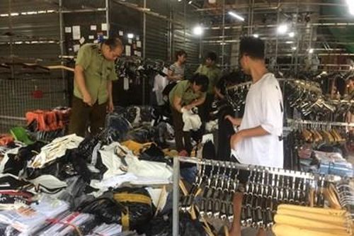 Thu giữ gần 4.700 sản phẩm có dấu hiệu làm giả, nhập lậu ở chợ Ninh Hiệp