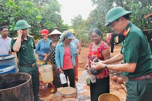 Công ty 72 vận chuyển nước sạch phục vụ nhân dân vùng nắng hạn nơi biên giới