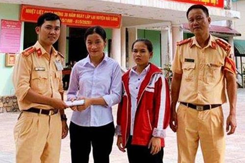 Quảng Trị: 2 học sinh trả lại hơn 50 triệu đồng cho người đánh rơi