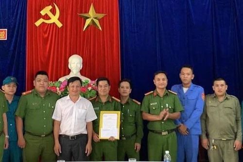 Khen thưởng thành tích truy bắt tội phạm