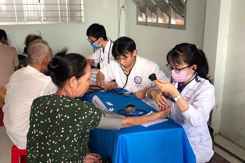 Đoàn trường ĐH Y Dược TP. HCM thăm khám bệnh cho người dân Bến Tre