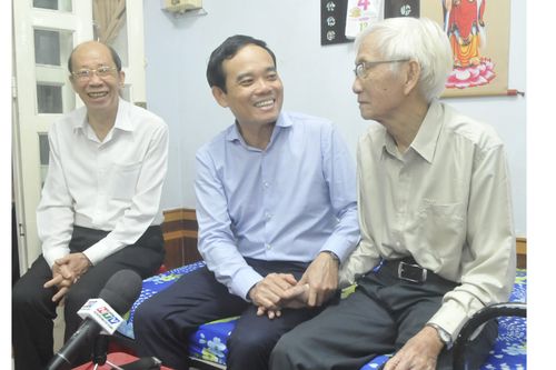 Thăm, chúc thọ người cao tuổi tiêu biểu ở quận 3 và quận 4