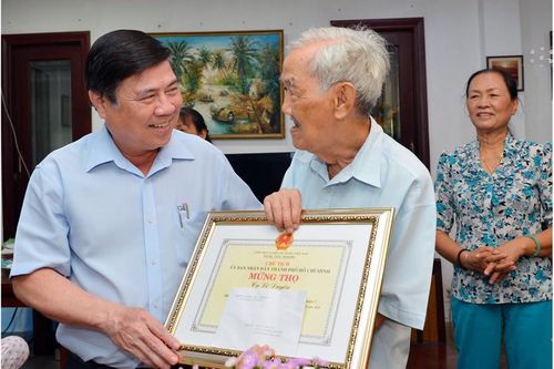 Đoàn lãnh đạo TPHCM thăm, chúc thọ các cụ 90 tuổi tiêu biểu tại quận 2 và quận 9