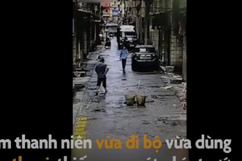 Thanh niên rơi xuống cống chỉ vì... mải chơi điện thoại