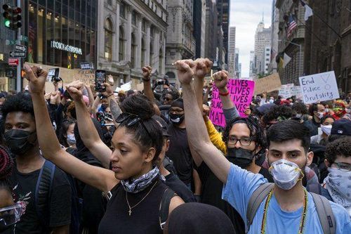 Biểu tình ở Mỹ: New York 'căng hơn dây đàn' trước giờ giới nghiêm, thêm 3 cựu cảnh sát bị buộc tội