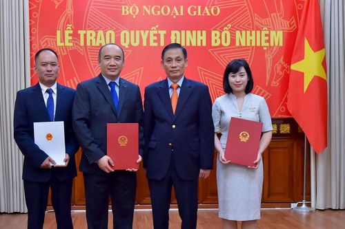 Thứ trưởng Ngoại giao Lê Hoài Trung trao quyết định bổ nhiệm cán bộ cấp Vụ
