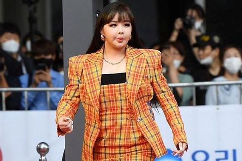 Nghiện dao kéo khuôn mặt Park Bom trở nên 'biến dạng'