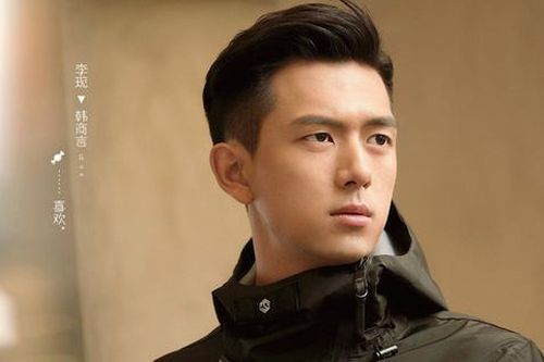 Lý Hiện gào thét, nổi giận chỉ tay vào mặt fan tại sân bay
