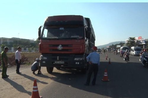 Nam công nhân bị ô tô cán tử vong trên đường đi làm