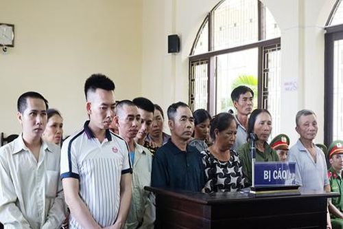 16 bị cáo phải vào tù vì ném 'bom xăng' vào lực lượng cưỡng chế ở Vân Đồn