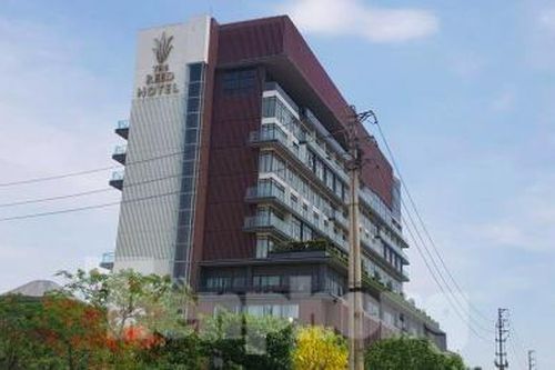 Sau khi nộp đơn nghỉ việc, nhân viên khách sạn nhảy từ tầng 9 xuống