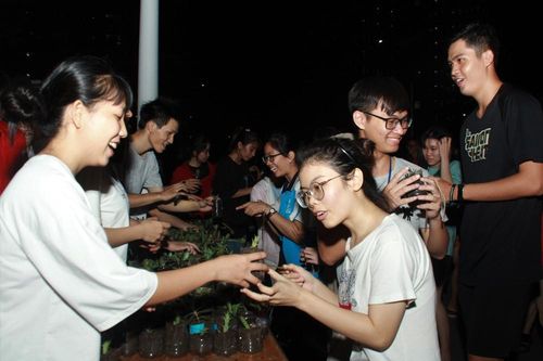 Bạn trẻ tặng cây, gieo nụ cười ở ký túc xá