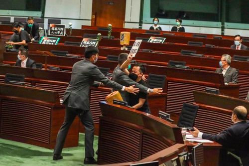 Nghị sĩ Hong Kong ném nước bẩn trong phiên thảo luận về luật quốc ca