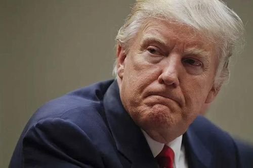 Tình cảnh 'tứ bề thọ địch' của ông Trump