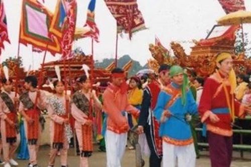 Thi 'cướp nước' trong lễ hội chùa dâu