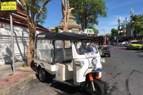 Thái Lan ra mắt xe tuk-tuk điện có vách cách ly phòng COVID-19
