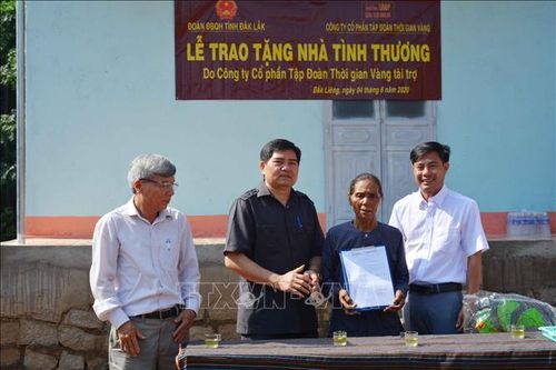 Trao tặng nhà tình thương cho hộ dân tộc thiểu số nghèo ở Đắk Lắk