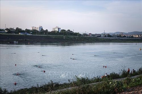 Phớt lờ biển cấm, người dân thành phố Hòa Bình 'vô tư' tắm trên sông Đà