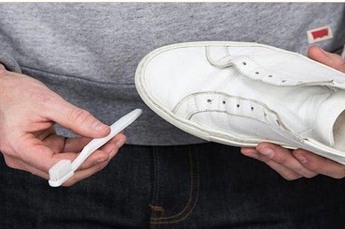 Chỉ với kem đánh răng, giày trắng nguyên như mới