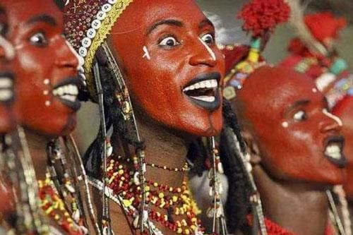 Bộ lạc 'người đà điểu' ở châu Phi được sinh ra chỉ với hai ngón chân, các chuyên gia sau đó đã làm sáng tỏ bí ẩn
