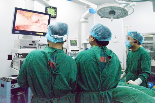 Người đàn ông 38 tuổi đau đầu, hồi hộp, đánh trống ngực liên tục vì u tủy thượng thận ở 2 bên