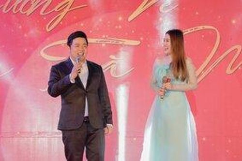 Đồng bào dân tộc thiểu số đi bộ nửa ngày đến xem Tố My - Quang Lê biểu diễn
