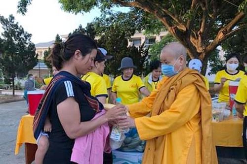 Ấm lòng nồi cháo thiện nguyện