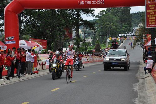 Tay đua Javier Perez cán đích đầu tiên tại Đà Lạt