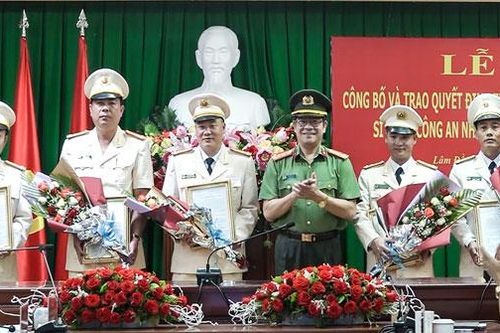 Công bố và trao quyết định thăng cấp bậc hàm cho các sỹ quan