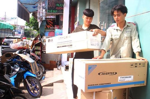 Thợ lắp đặt điều hòa nhiệt độ 'chạy sô' ngày nắng