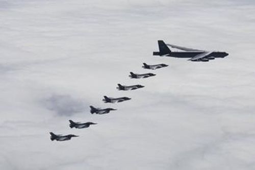 Oanh tạc cơ B-52 Mỹ và tiêm kích F-35 áp sát không phận Nga