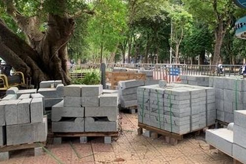 Vỉa hè hồ gươm được thay 'áo mới' bằng đá hoa cương