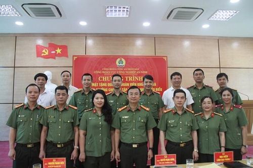 Tặng quà đoàn viên công đoàn gặp khó khăn bởi dịch COVID-19